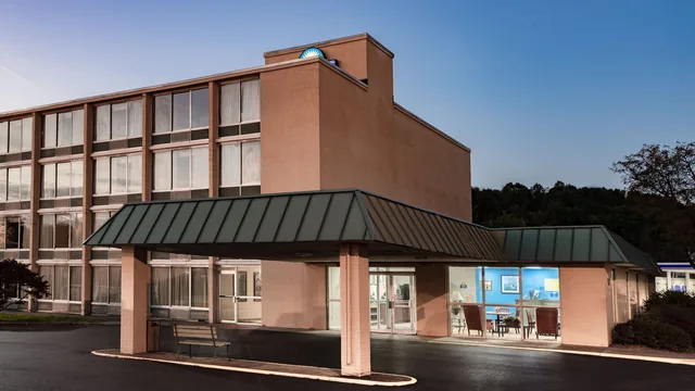 Days Inn by Wyndham Cambridge photo 9