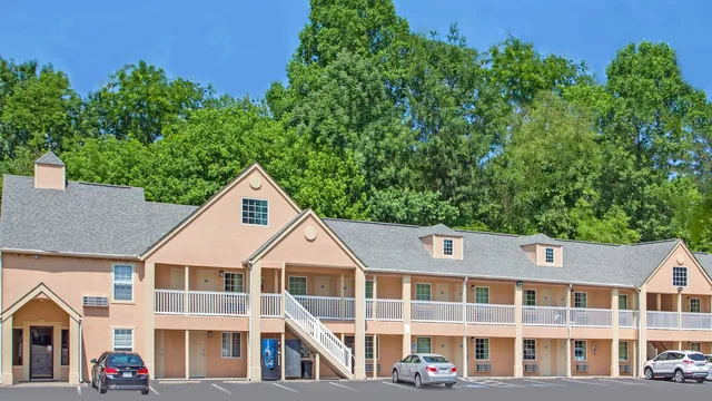 Days Inn by Wyndham Canton photo 4