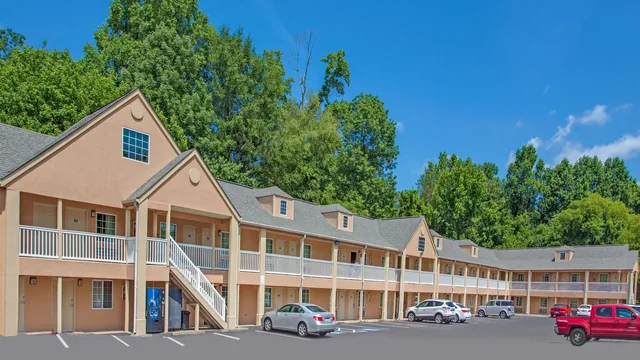 Days Inn by Wyndham Canton photo 7