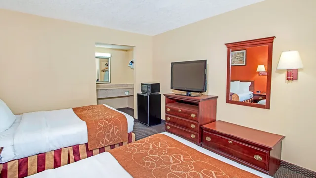 Days Inn by Wyndham Canton photo 12