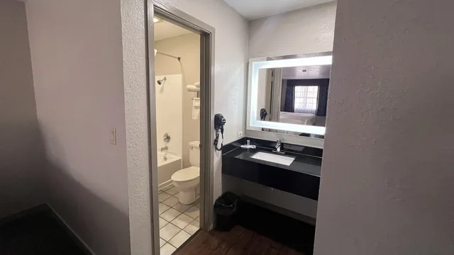 Days Inn by Wyndham Canton photo 9