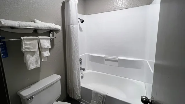 Days Inn by Wyndham Canton photo 12