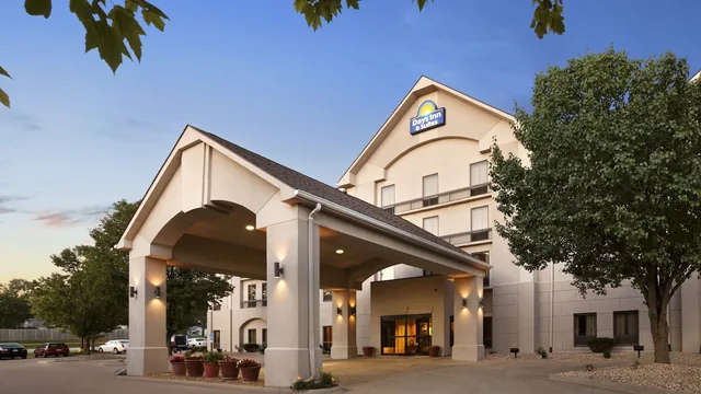 Days Inn & Suites by Wyndham Cedar Rapids photo 8