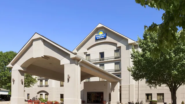 Days Inn & Suites by Wyndham Cedar Rapids photo 9