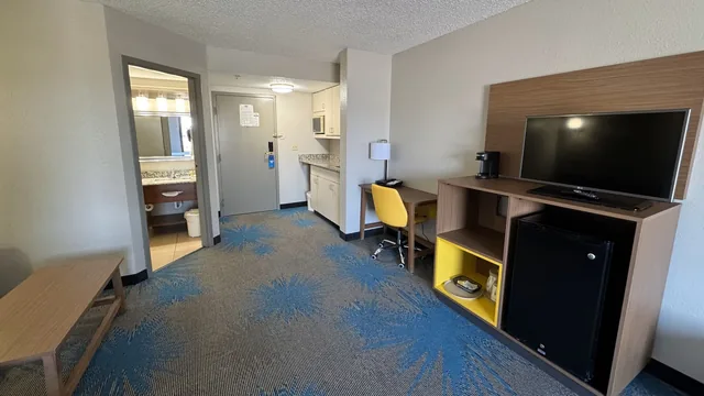 Days Inn & Suites by Wyndham Cedar Rapids photo 11