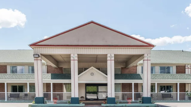 Days Inn by Wyndham Columbus IN photo 10