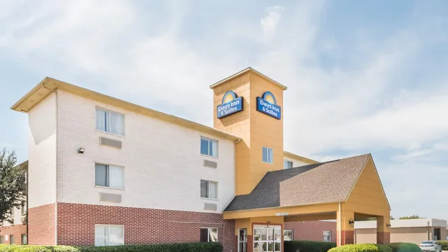 Days Inn & Suites by Wyndham Dallas photo 4