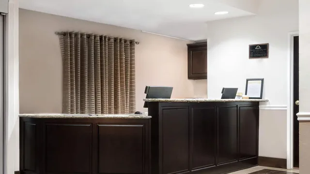 Days Inn & Suites by Wyndham Dallas photo 5