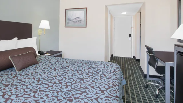 Days Inn by Wyndham Market Center Dallas Love Field photo 9