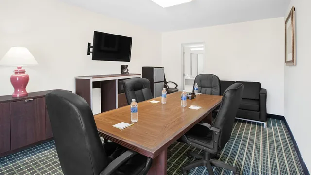Days Inn by Wyndham Market Center Dallas Love Field photo 10