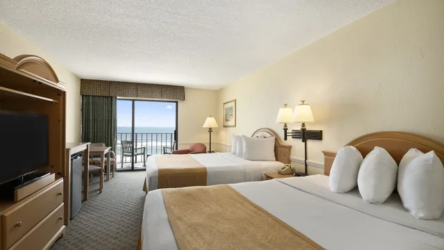 Days Inn by Wyndham Daytona Oceanfront photo 1