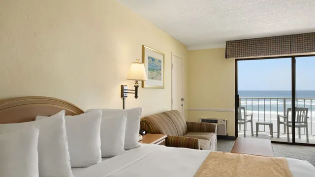 Days Inn by Wyndham Daytona Oceanfront photo 5
