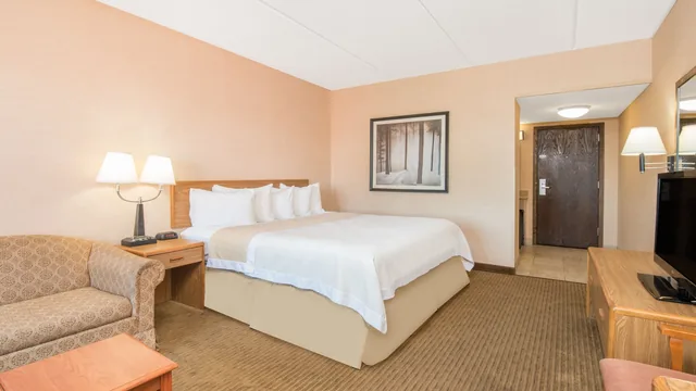 Days Inn by Wyndham Duluth Lakewalk photo 4
