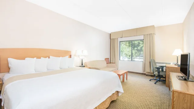 Days Inn by Wyndham Duluth Lakewalk photo 5