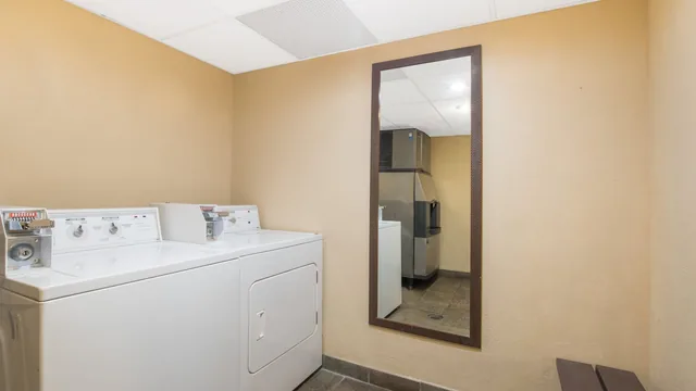 Days Inn by Wyndham Duluth Lakewalk photo 8