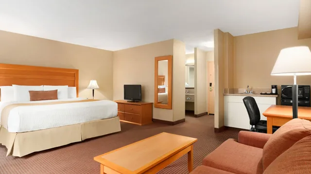 Days Inn by Wyndham Edmonton Downtown photo 8