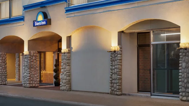 Days Inn by Wyndham Edmonton Downtown photo 10