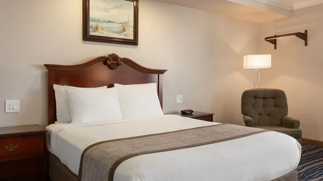 Days Inn by Wyndham Eureka CA photo 3