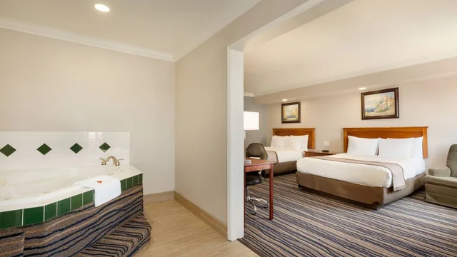 Days Inn by Wyndham Eureka CA photo 5