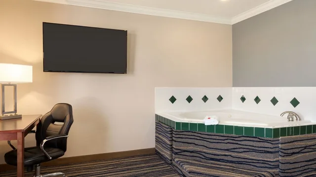 Days Inn by Wyndham Eureka CA photo 6