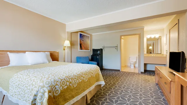 Days Inn by Wyndham Fairmont photo 12