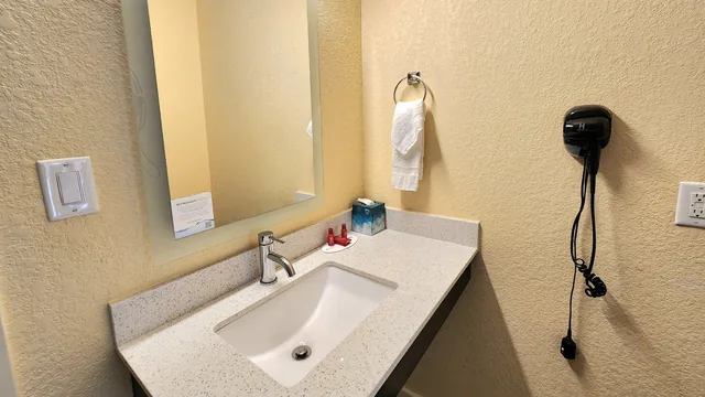 Days Inn by Wyndham Freeport photo 12