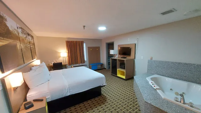 Days Inn & Suites by Wyndham Huntsville photo 6