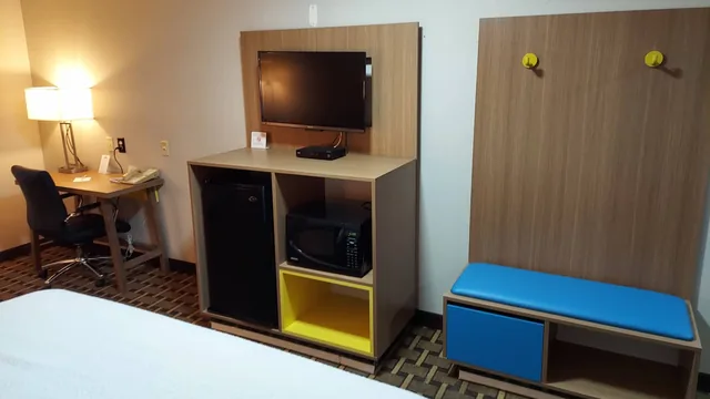 Days Inn & Suites by Wyndham Huntsville photo 7