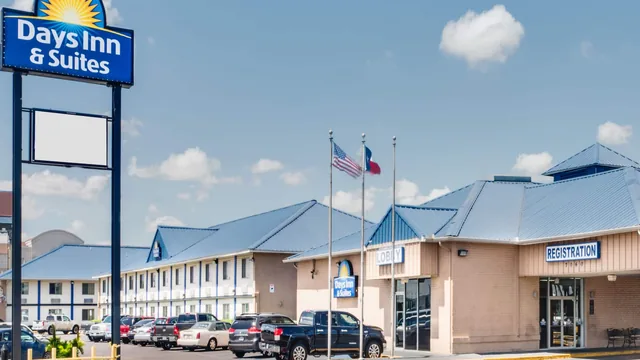 Days Inn & Suites by Wyndham Laredo photo 5