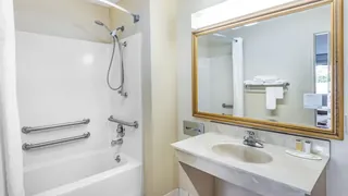 Days Inn by Wyndham Macon I-475
