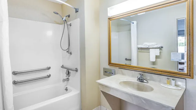 Days Inn by Wyndham Macon I-475 photo 1