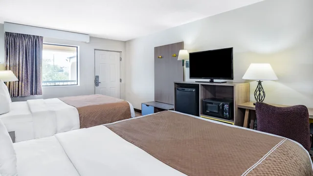 Days Inn by Wyndham Macon I-475 photo 8