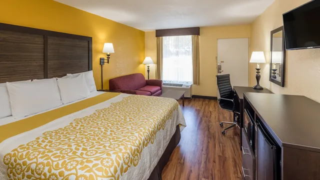 Days Inn by Wyndham Madison photo 9