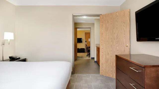 Days Inn by Wyndham Medicine Hat photo 4