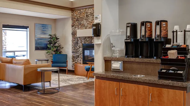 Days Inn by Wyndham Medicine Hat photo 5