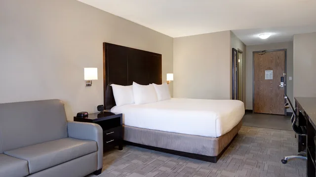 Days Inn by Wyndham Medicine Hat photo 6