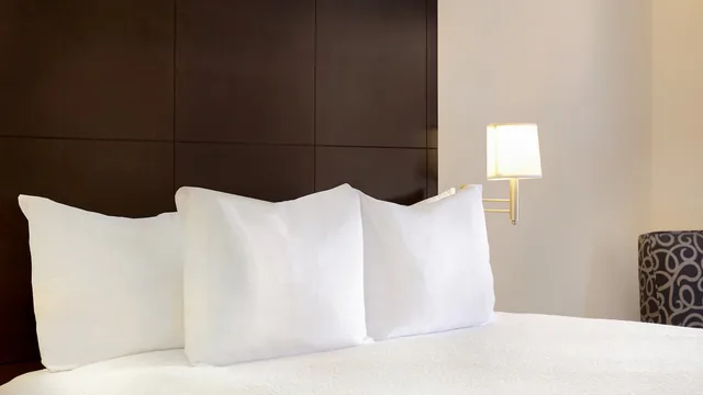 Days Inn by Wyndham Medicine Hat photo 9