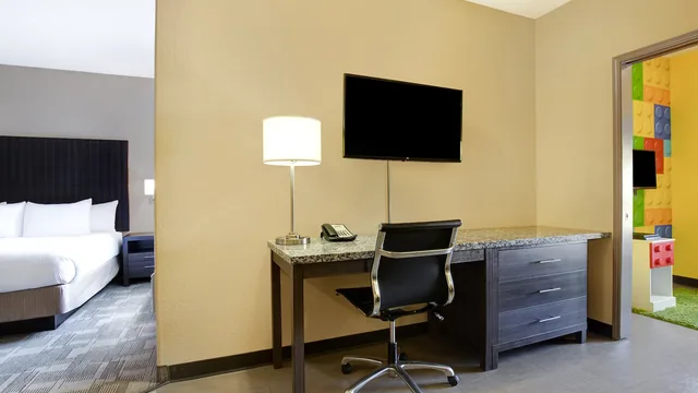 Days Inn by Wyndham Medicine Hat photo 12