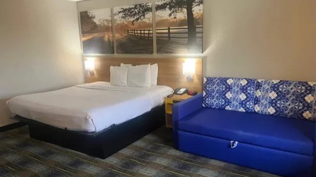 Days Inn & Suites by Wyndham Mobile photo 2