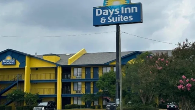 Days Inn & Suites by Wyndham Mobile photo 3