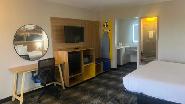 Days Inn & Suites by Wyndham Mobile photo 5