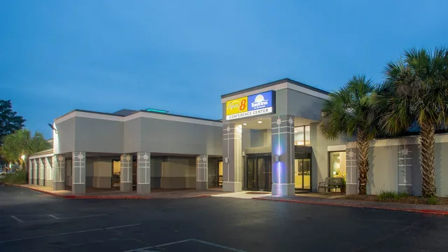 Days Inn by Wyndham Mobile I-65 photo 11