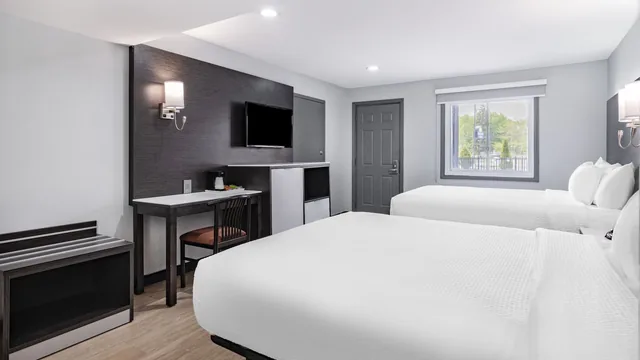 Days Inn & Suites by Wyndham Niagara Falls/Buffalo photo 1