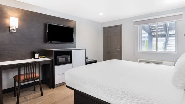 Days Inn & Suites by Wyndham Niagara Falls/Buffalo photo 8
