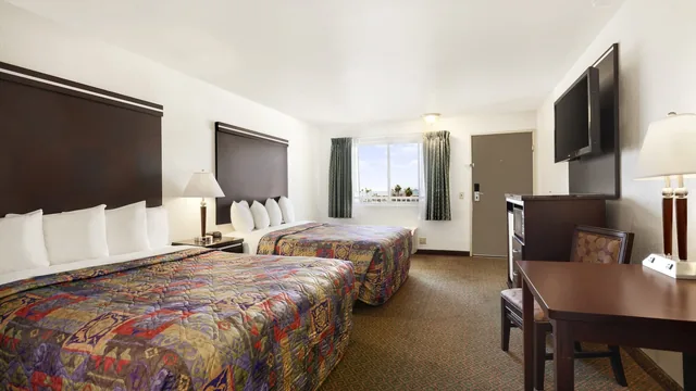 Days Inn by Wyndham Oceanside photo 7