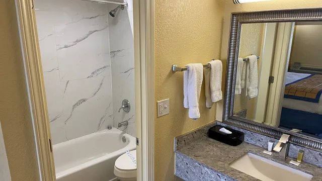 Days Inn by Wyndham Okmulgee photo 11