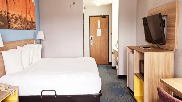 Days Inn by Wyndham Ozark Springfield photo 4