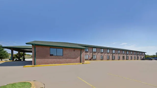 Days Inn by Wyndham Ozark Springfield photo 5