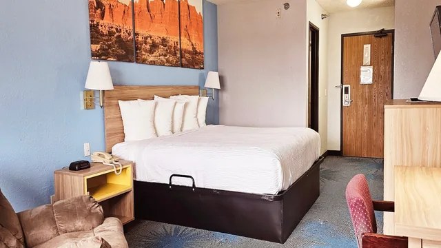 Days Inn by Wyndham Ozark Springfield photo 9