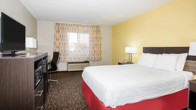 Days Inn by Wyndham Phoenix North photo 8